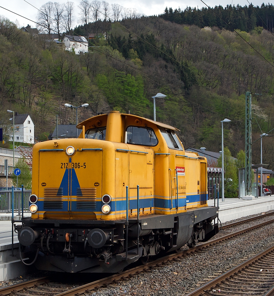 212 306-5 der DB Bahnbau Gruppe fhrt am 27.04.2012 durch den Bf. Kirchen/Sieg in Richtung Siegen. Die V 100.20 wurde 1966 unter der Fabrik-Nr. 1000353 bei MaK gebaut und als V 100 2306 da die Deutsche Bundesbahn ausgeliefert, 1968 erfolgte die Umzeichnung in 212 306-5.