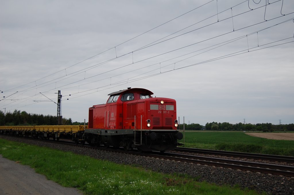 212 317-2 mit einem Bauzug am 14.05.2010 bei Woltorf