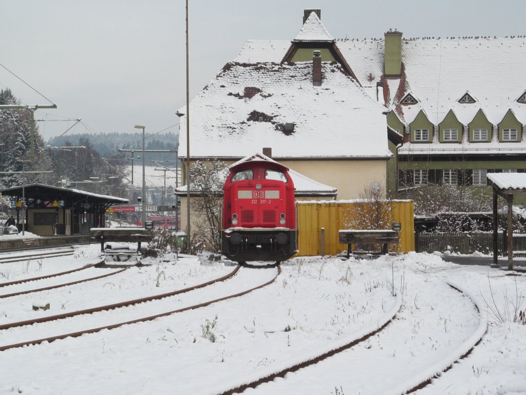 212 317-2 steht am 07. Dezember 2012 in der Abstellanlage Sd in Kronach abgestellt.