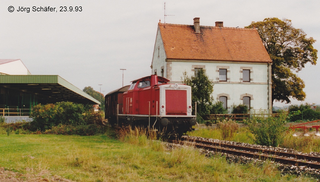 212 331 verlsst am 23.9.93 letztmals Demantsf.-Uehlfeld. Die linke Lagerhalle wurde erst ein Jahr vorher vom Hauptkunden der Strecke (Martin Bauer in Vestenbergsgreuth) erbaut. Aber auch diese sichere Fracht konnte die KBS 806 nicht retten. (Berhmt wurde die Teefabrik als Sponsor und Namensgeber des Fuballvereins  SpVgg Greuther Frth.)