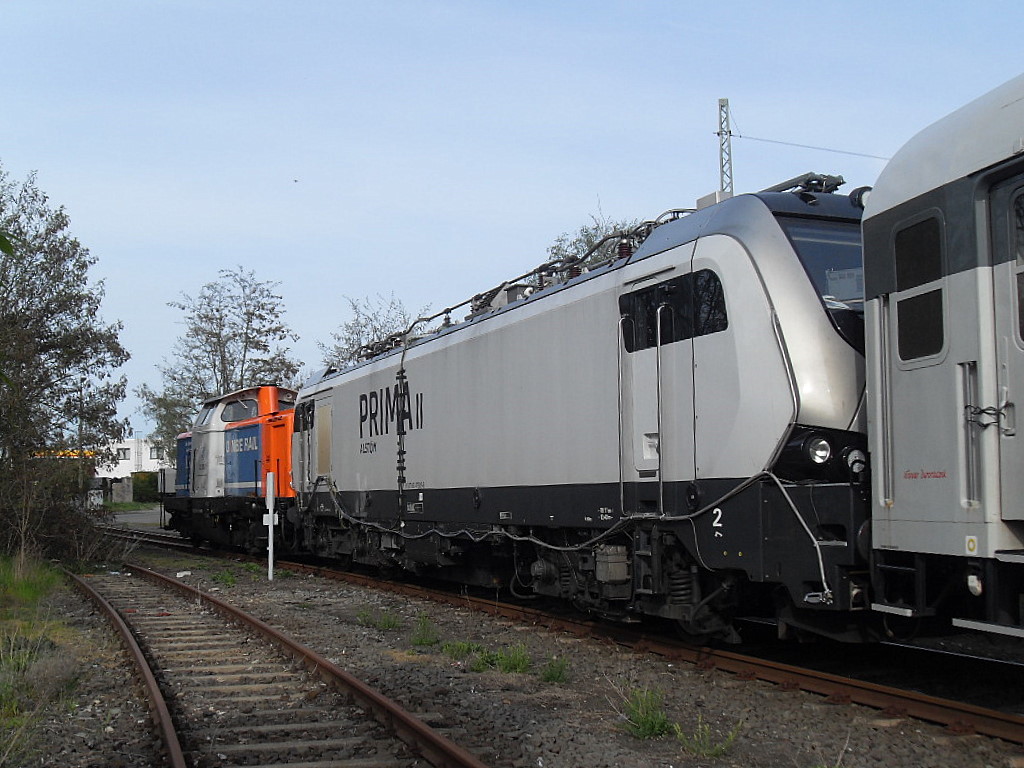212 369 (Auslieferung an DB V 100 2369;Umzeichnung in 212 369;an NBE RAIL GmbH, Aschaffenburg) mit einer PRIMA II (91870047502-6)standen am 30.04.2012 vor dem Tor des RAW Stendal.