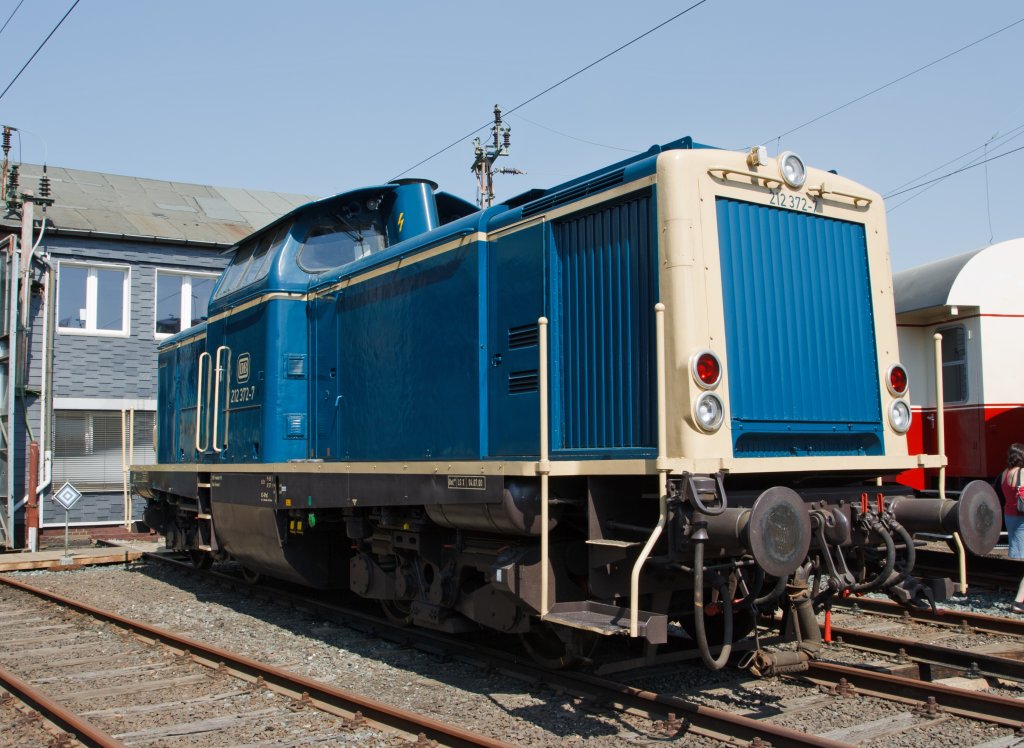 212 372-7 (V100) am 23.04.2011 im Sdwestflische Eisenbahnmuseum in Siegen. Die Lok wurde 1965 bei Deutz mit der Fabriknummer 57772 gebaut und als V100 2372 in Dienstgestellt, sie hat eine Leistung von 1350 PS.