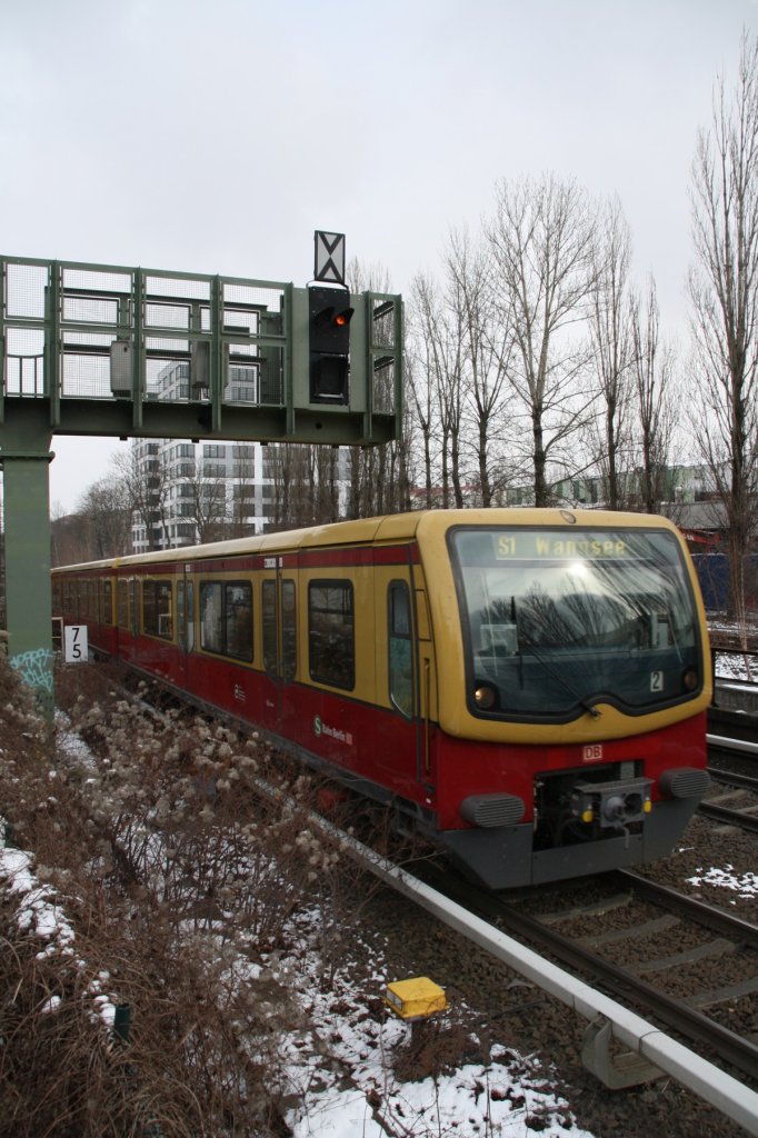 21.2.2013 Berlin, zwischen Julius-Leber Brcke und Schneberg. S 1 nach Wannsee und Vorsignal fr das Befahren des Gleises der Gegenrichtung.