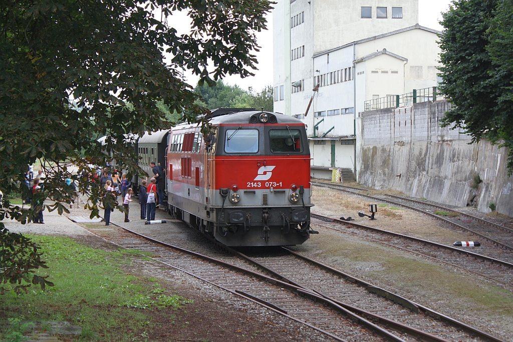 2143 073-1 hat mit dem SREX 16012  Reblaus-Express  den Endbahnhof Drosendorf erreicht. 31.Juli 2010.