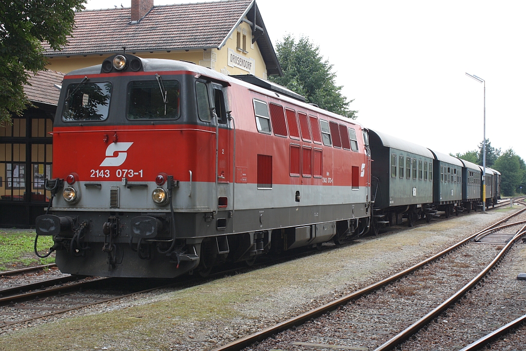 2143 073-1 mit SREX 16010  Reblaus-Express  hat den Endbahnhof Drosendorf erreicht. 31.Juli 2010.