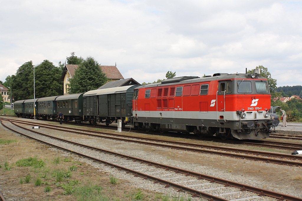 2143 073-1 mit SREX 16011  Reblaus-Express  am 31.Juli 2010 im Bf. Drosendorf.