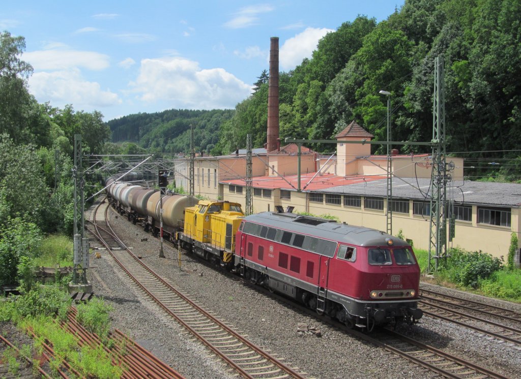 215 086-0 und V150.04 ziehen am 22. Juni 2013 einen Kesselwagenzug durch Kronach in Richtung Saalfeld.