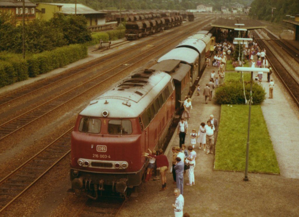 216 003 (Vorserie und noch ohne die sptere elfenbeinfarbene Lackierung im Fensterbereich) am 09.08.1980 im Bahnhof Brgge anllich einer Sonderfahrt zum 100-jhrigen Bestehen der Strecke Brgge - Ldenscheid.