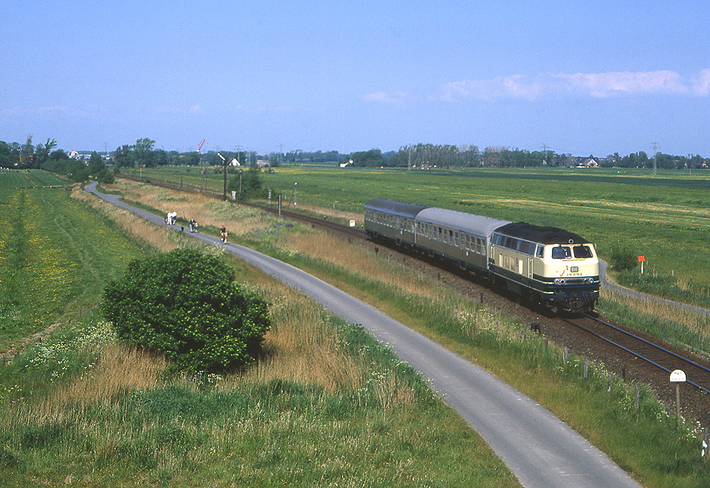 216 078 verlsst Cuxhaven bei Altenwalde in Richtung Bremerhaven, 27.05.1989.