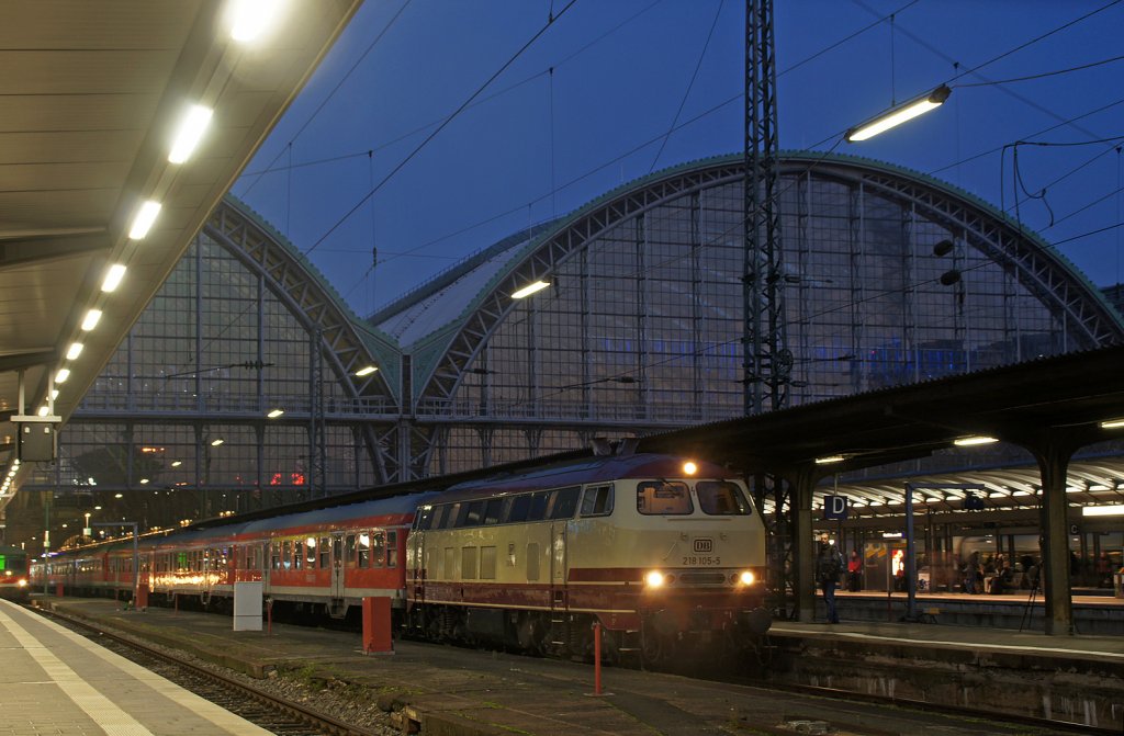 218 105-5 mit RE 15560 Frankfurt(Main)Hbf - Nidda abfahrbereit im Startbahnhof. 22.11.12
