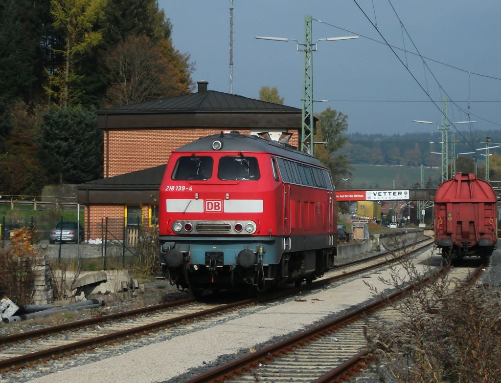 218 139 und ein Schiebewandwagen stehen am 28.Oktober 2011 abgestellt in Kronach.