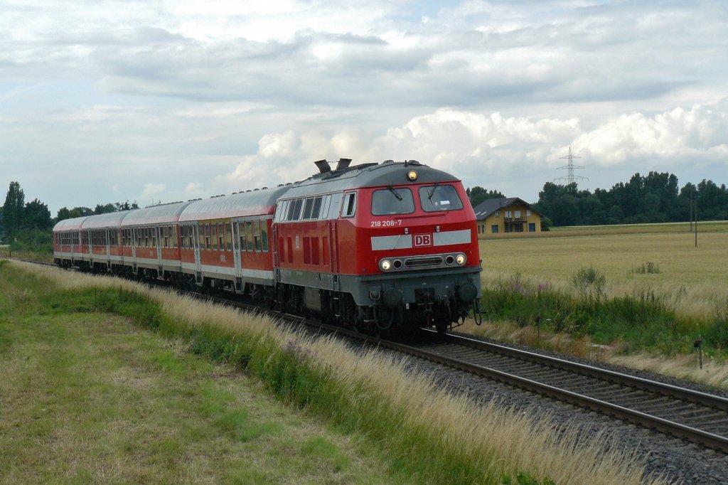 218 208 fhrt in voller Fahrt ihrem Ziel Bonn entgegen. Hier kurz hinter Odendorf in der so genannten  Wallachei . (24.6.2011, 15:23Uhr)