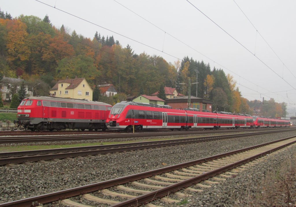 218 272-3, 442 277 und 442 306 stehen am 24. Oktober 2012 in Kronach abgestellt.