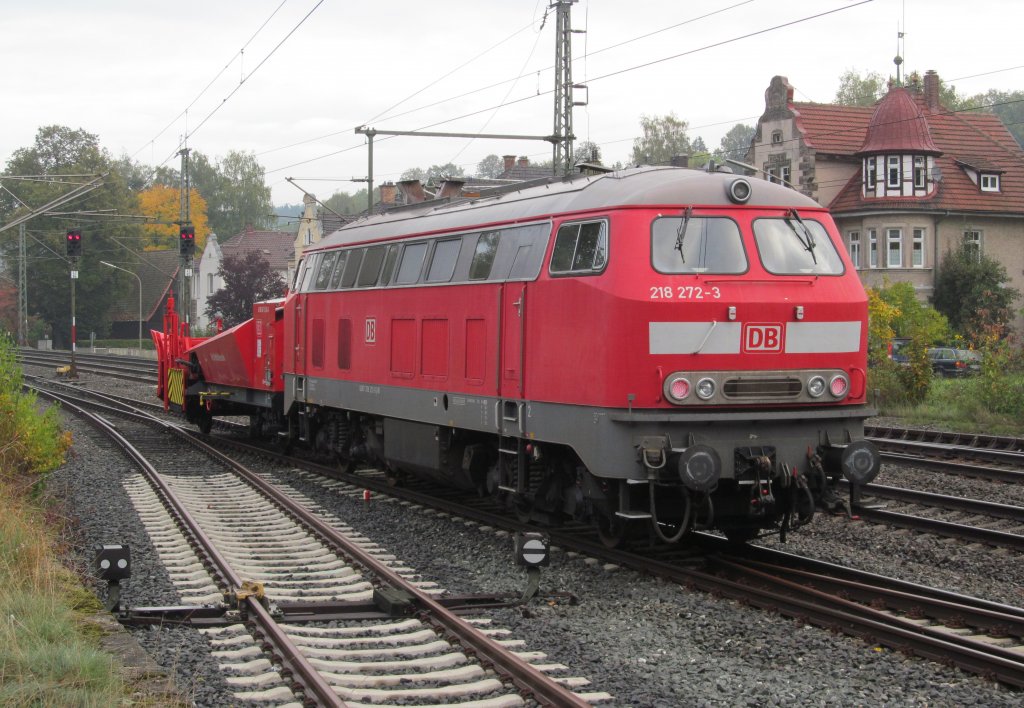 218 272-3 steht am 05. Oktober 2012 mit einem Schneepflug auf Gleis 4 in Kronach und wartet auf die Ausfahrt in Richtung Probstzella.