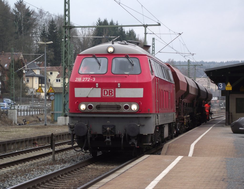 218 272-3 steht am 10. Mrz 2011 mit einem kurzem Schotterzug in Kronach.
