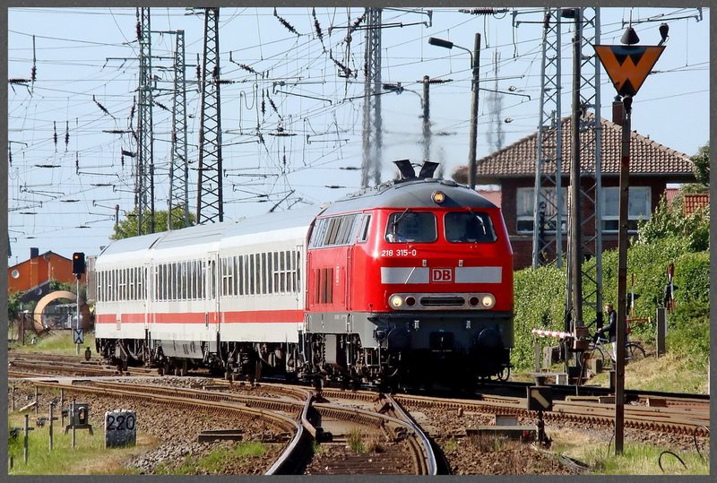 218 315-0 mit IC1814 unterwegs nach Heringsdorf. Stralsund am Abzweig Srg am 13.06.09 