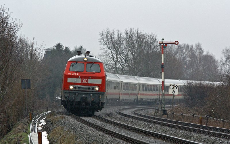 218 379-6 und 218 344-0 ziehen am 28.02.2010 einen IC nach Westerland durch Weddingstedt.