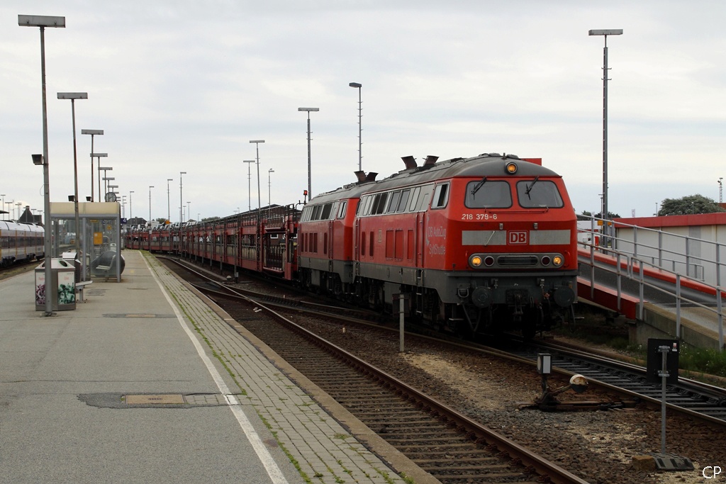 218 379-6 und eine Schwesterlok stehen mit dem Autozug im Bahnhof Westerland. (22.8.2010)