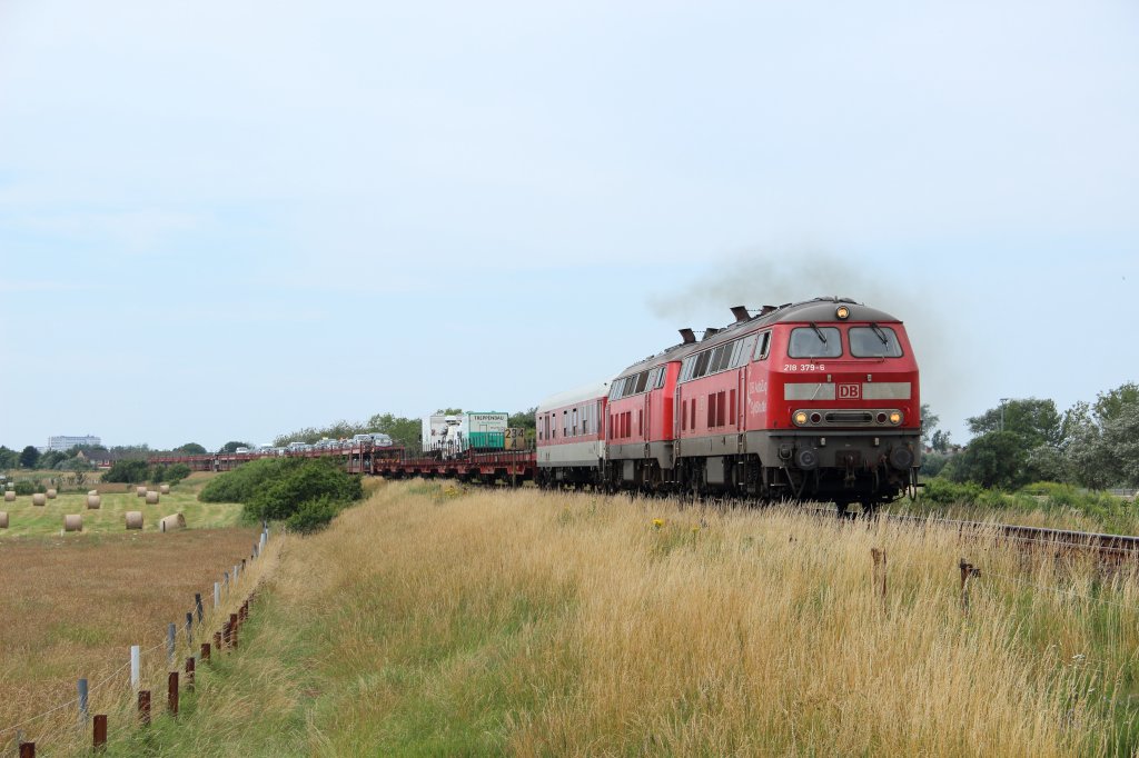 218 379-6 und eine weitere 218 beim Aufschalten mit einem Sylt Shuttle in Keitum am 07.07.2012