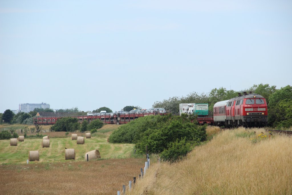 218 379-6 und eine weitere 218 mit einem Sylt Shuttle in Keitum am 07.07.2012