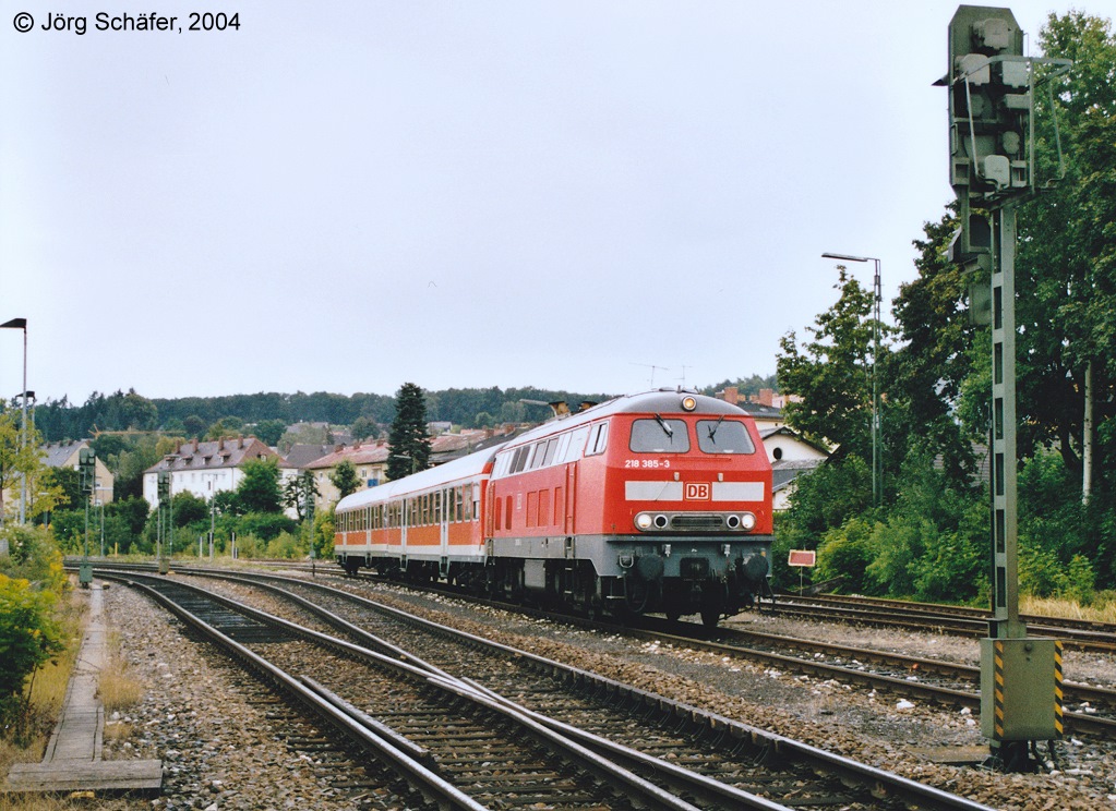 218 385 hat am 25.8.04 eine Regionalbahn von Nrnberg nach Amberg gebracht. Nachdem alle Fahrgste ausgestiegen sind setzt sie im stlichen Weichenbereicht um.