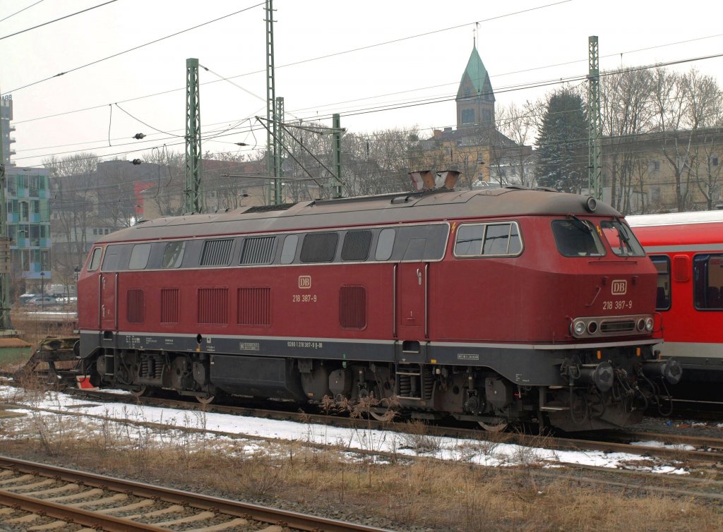 218 387-9 in Pausenstellung vor dem Hauptbahnhof in Kassel, wartet auf Ihre nchste Einsatzmglichkeit (29.3.2013).