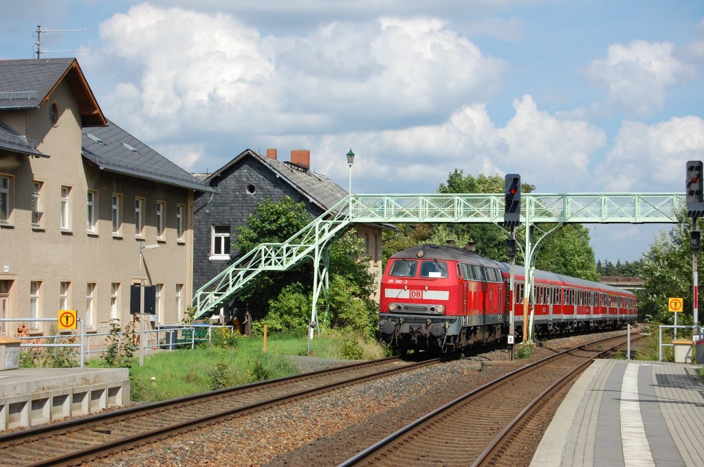 218 390 mit einem RE von Leipzig nach Hof in Reuth (Vogtland) am 22.08.2010