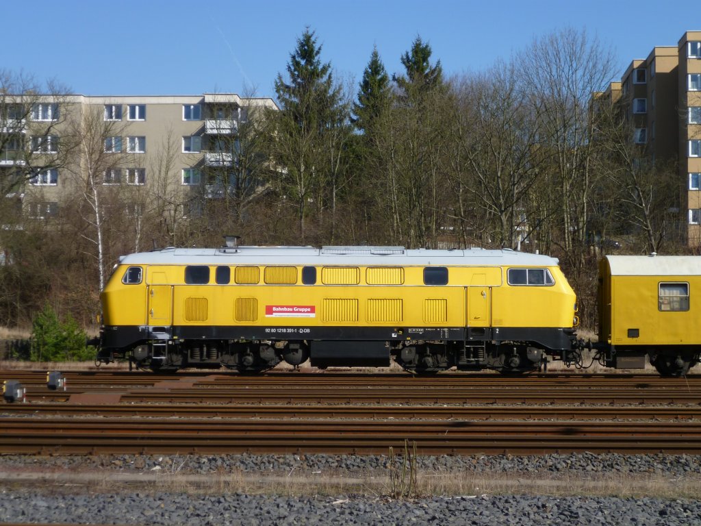 218 391-1 der Bahnbau Gruppe, steht am 20.03.12 mit einem Bauzug in Bayreuth.