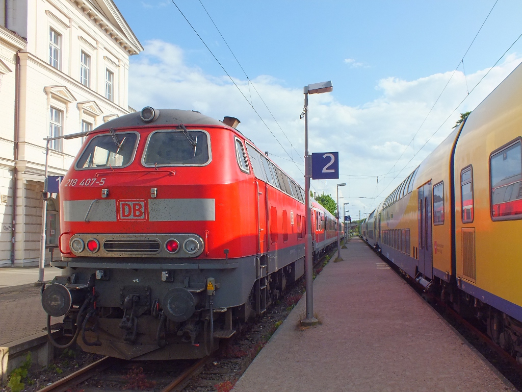 218 405-5 mit RB nach Dannenberg-Ost und Metronom am Westbahnhof Lneburg, 19.5.12, eigentlich fhrt der RB von Kiel nach Neumnster. 
