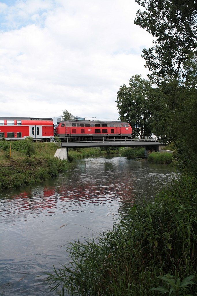 218 406 dieselte am 9.7.2009 mit einem IRE ber die Rissbrcke zwischen Warthausen und Biberach.