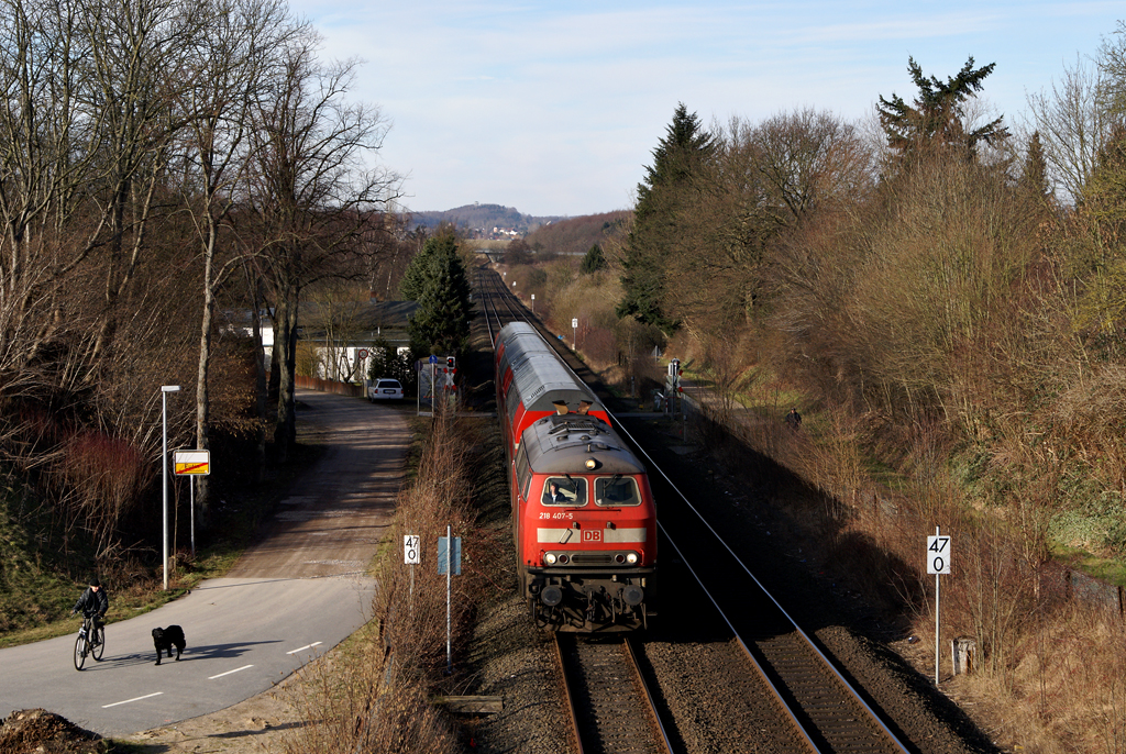 218 407-5  mit einem RE nach Lbeck Hbf am 12.02.2011 in Eutin.