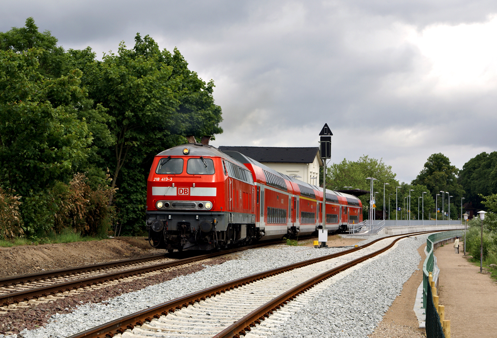 218 413-3 fhrt mit einem RE nach Kiel Hbf am 20.06.2010 aus dem Bahnhof von Pln aus.