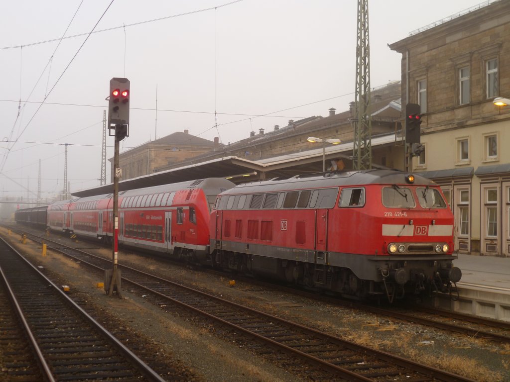 218 421-6 steht am 10.08.13 mit einem Sonderzug im Hbf Hof. Die Fahrt geht nach Aschaffenburg.