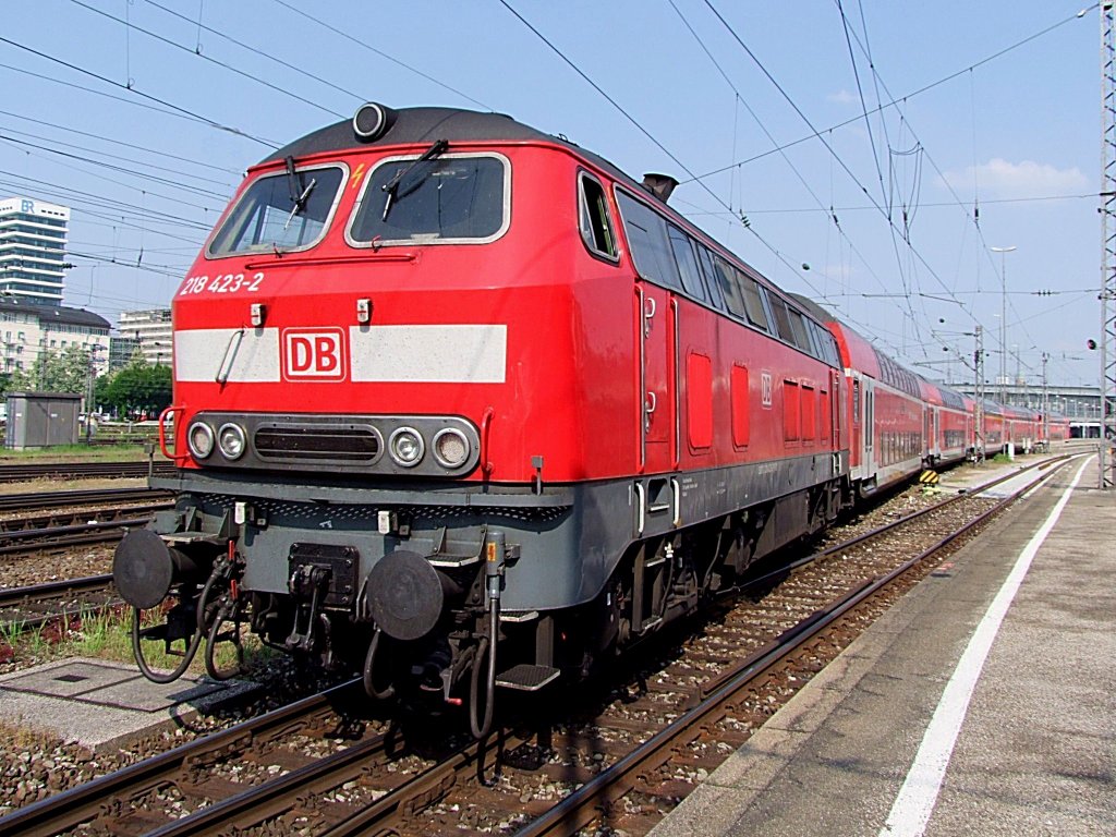 218 423-2 verlsst mit RB 27063 das Gelnde des Mnchener Hauptbahnhofes;110513