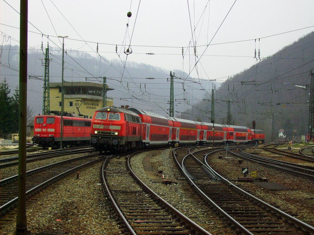 218 436 (vorne) und 218 406 (hinten) waren am 05.04.2013 mit IRE 4231 unterwegs an den Bodensee, als sie die erste Steigung zum Bahnhof Geislingen (Steige) berwunden haben und kurz darauf einen Halt im Bahnhof einlegen werden.