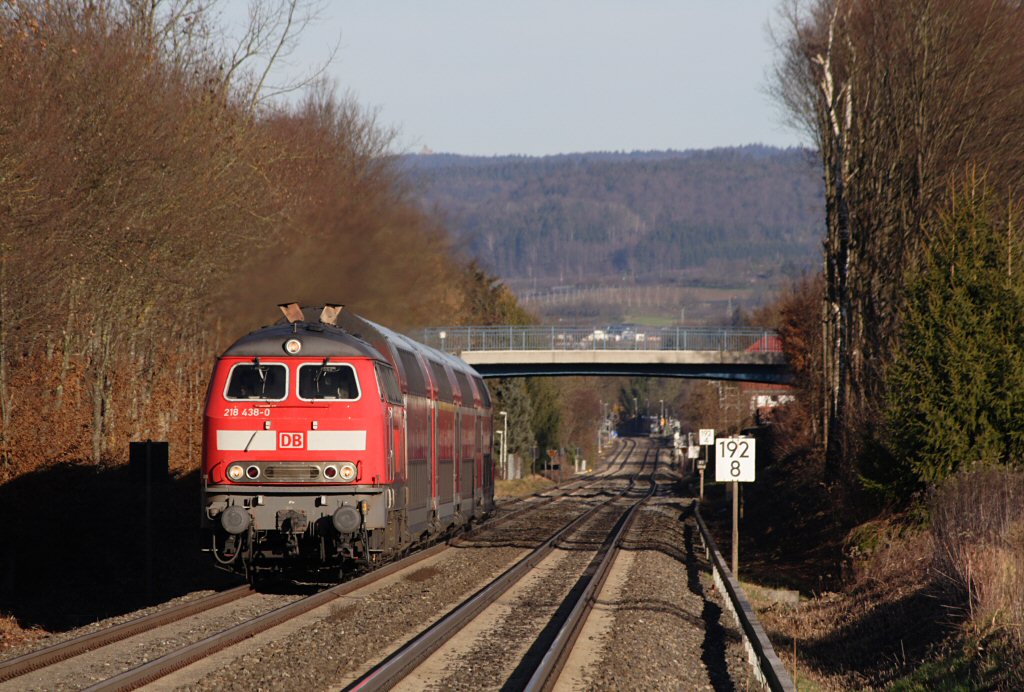 218 438-0 passiert mit ihrem IRE in Krze den Flughafen Friedrichshafen, 03.01.12