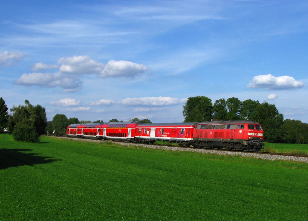 218 443 zieht ihren IRE 4211 (Ulm Hbf-Lindau Hbf) durch die fotografisch wunderbar gelegene Kurve bei Otterswang und erreicht bald den Bahnhof Aulendorf. (11.September 2010)