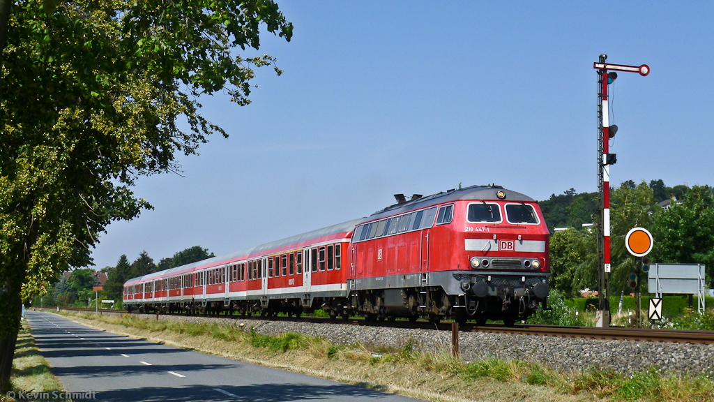 218 447-1 hat mit einem RE Hannover - Bad Harzburg den Bahnhof Baddeckenstedt verlassen und passiert das Einfahrsignal der Gegenrichtung. (15.08.2012)