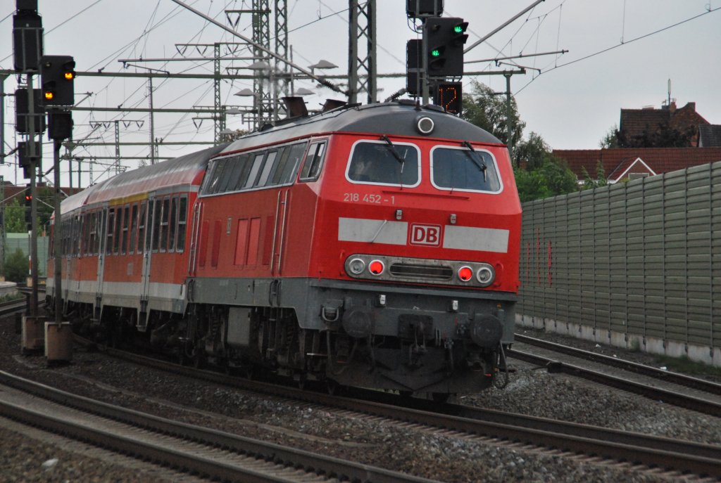 218 452-1, schiebt am 24.08.2010 ihren RE in Lehrte ein.