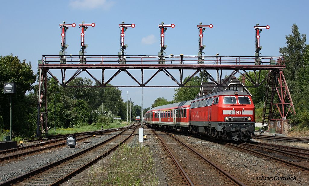 218 452 mit einem RE nach Bad Harzburg unter der Signalbrcke am 2.8.11.
