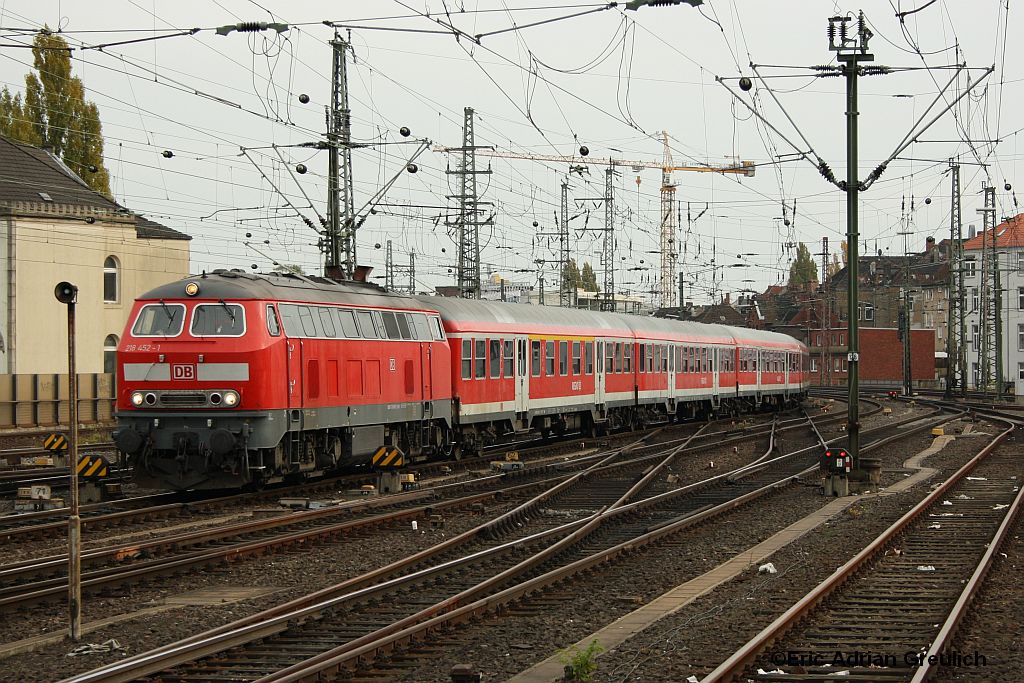 218 452 mit einer gedrehten Garnitur des Harzburgers in Hannover HBF am 30.10.2010.