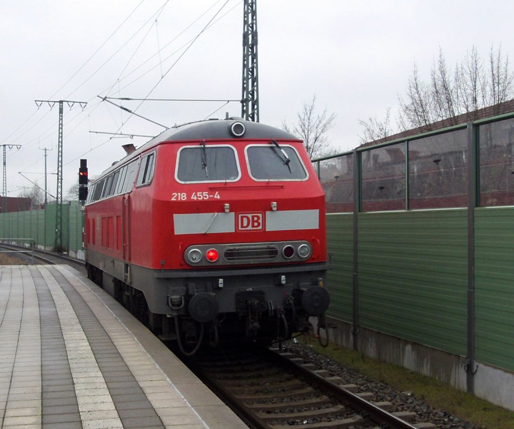 218 455-4 am 24.01.2012 in Lehrte vor einen roten Signal. Sie musste noch zwei Fernzge durchlassen.