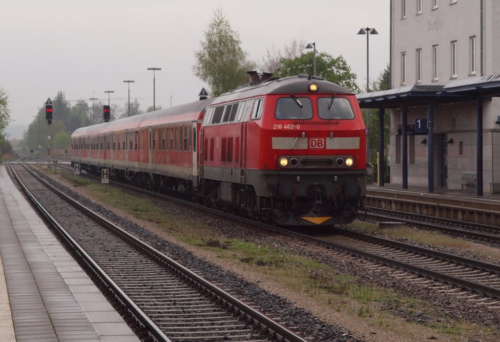 218 462-0 am morgen des 1.5.2010 im Bahnhof in Illertissen