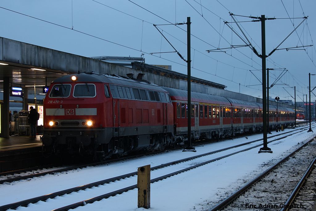 218 470 mit dem RE aus Bad Harzburg am 5.12.2010 in Hannover HBF.