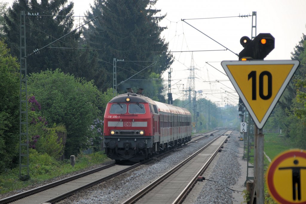 218 490 am 24.04.11 mit der RB Richtung Buchloe am S-Bahnhalt Mnchen-Leienfelsstrae