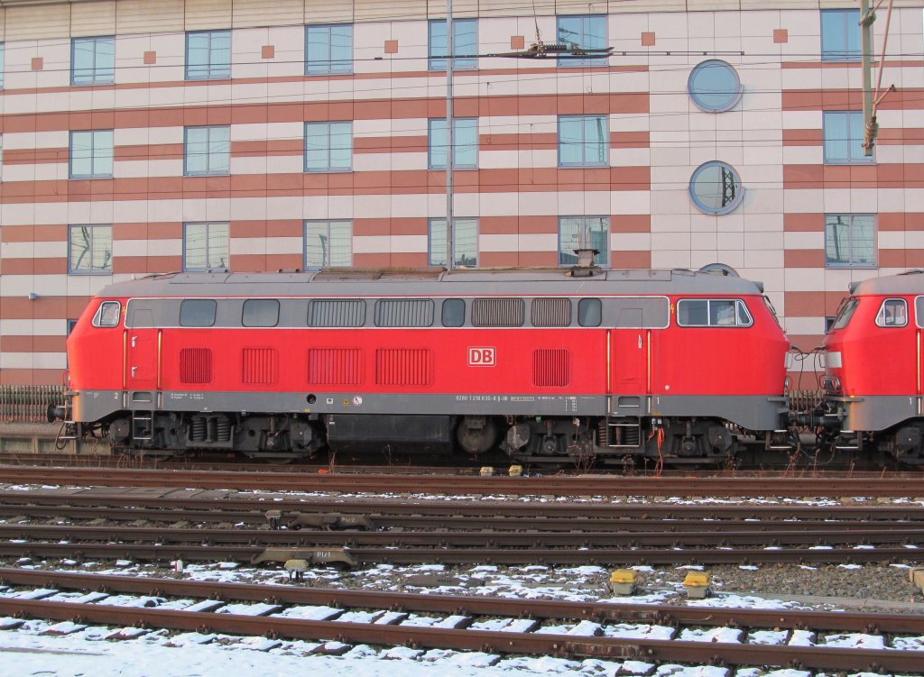 218 830-8 steht am 11. Februar 2012 im Gleisvorfeld des Nrnberg Hbfs abgestellt.