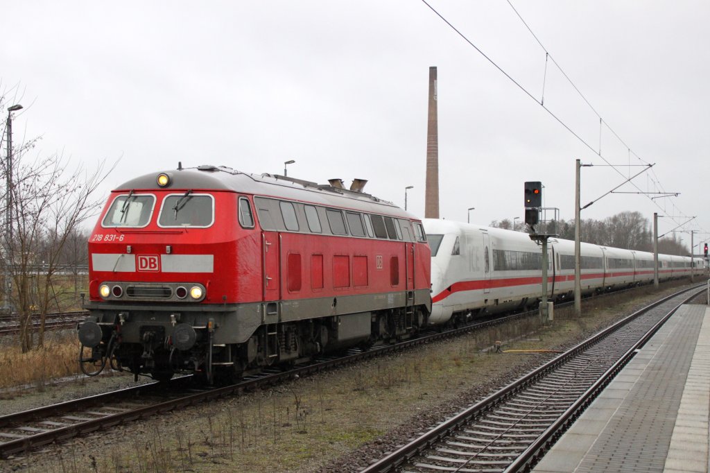 218 831-6 kam mit ICE Ulm im Schlepp ber die Stammbahn aus Richtung Stendal. Rathenow,10.01.2013