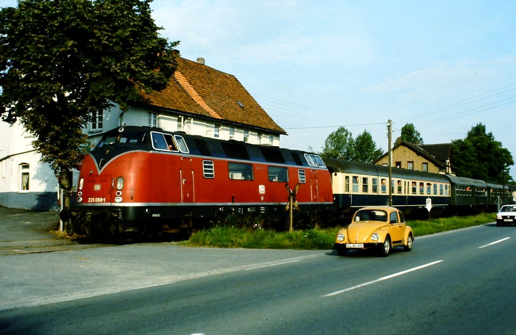 220 068-1 mit Sonderzug der DGEG Anfang der 1980er Jahre zu Gast auf der Westflischen Landeseisenbahn (WLE) zwischen Lippstadt und Erwitte.
