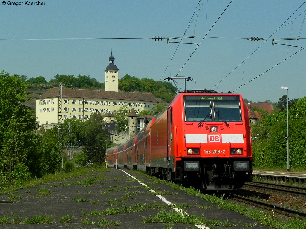 22.04.2011: Die 146 209-2 erreicht mit der RB 19119 (Mosbach-Neckarelz - Stuttgart Hbf) den Bahnhof Gundelsheim (Neckar).