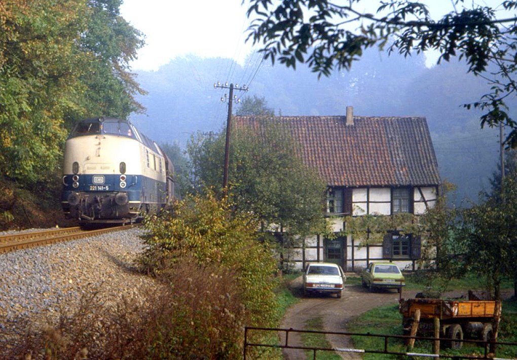 221 122 bei Ratingen Auermhle / Gut Kickenau auf der Angertalbahn, 30.10.1983.
